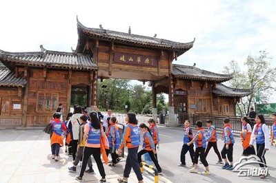 團(tuán)縣委組織學(xué)生開展研學(xué)旅行活動(dòng) 讓學(xué)生學(xué)在路上，研學(xué)旅行助成長(zhǎng)